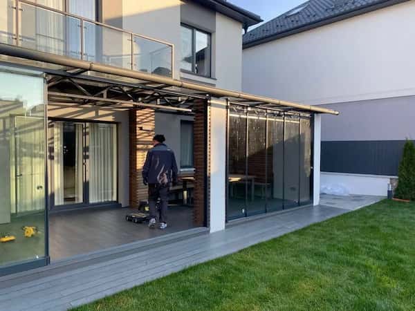 bezramowa zabudowa tarasu ze szkła hartowanego