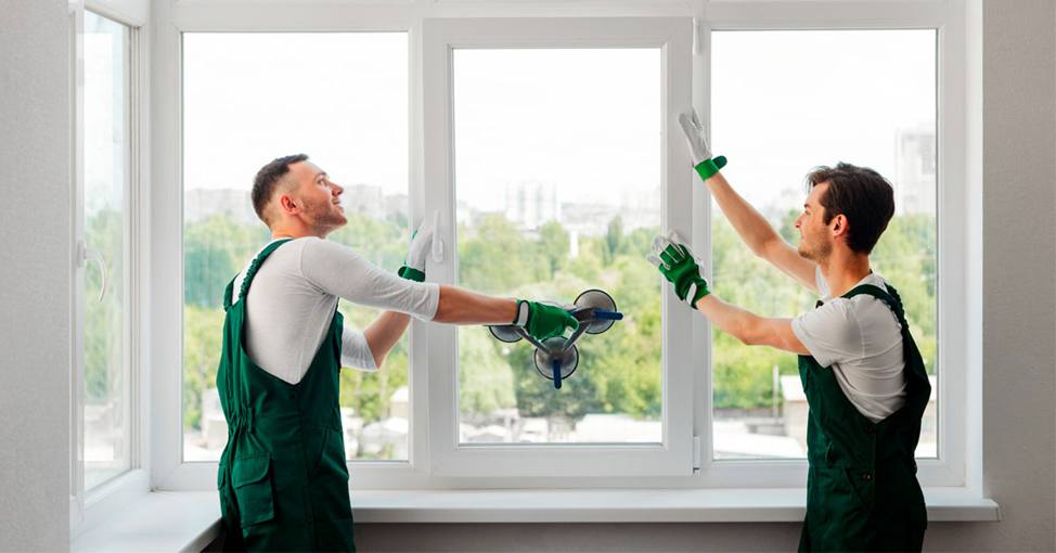 montaż dwuszybowego pakietu okiennego w białej ramie PCV przez fachowc&oacute;w przy użyciu przyssawek pr&oacute;żniowych