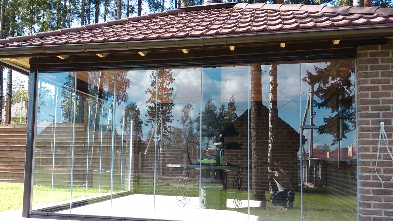 Frameless glazing of the terrace
