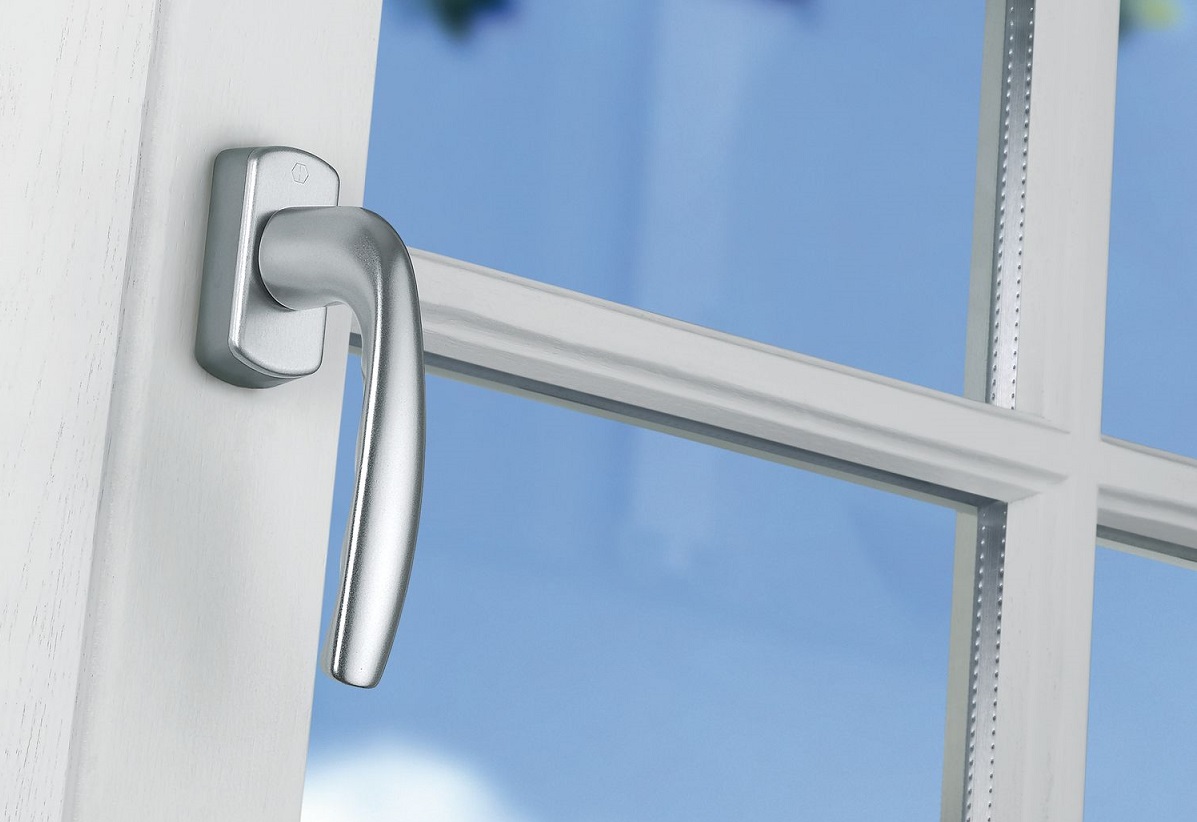 stylowa srebrna klamka okienna Hoppe Secustik z zintegrowanym mechanizmem antywłamaniowym na białym profilu