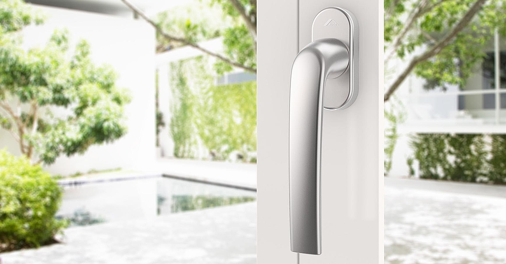 klamka okienna ROTO o ergonomicznym, zaokrąglonym kształcie z wbudowaną ochroną