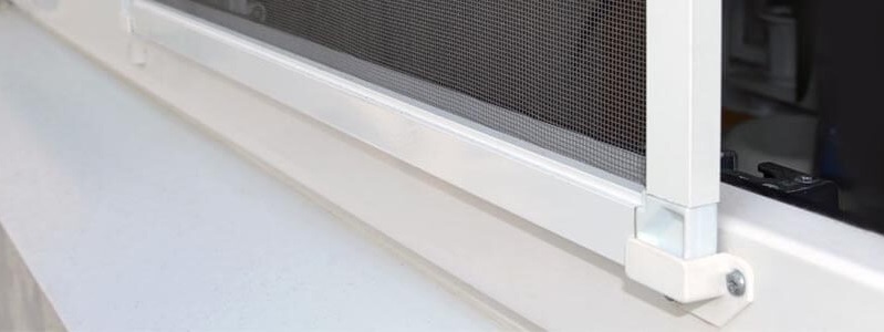 ramkowa moskitiera z gęstą siatką ściśle przylegająca do profilu okiennego dzięki narożnikom z tworzywa i solidnym mocowaniom