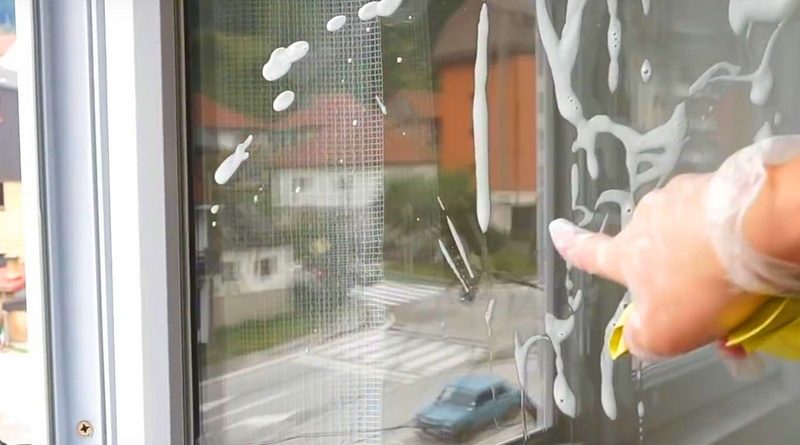 użycie myjki magnetycznej do bezpiecznego mycia zewnętrznej strony okna na wysokim piętrze