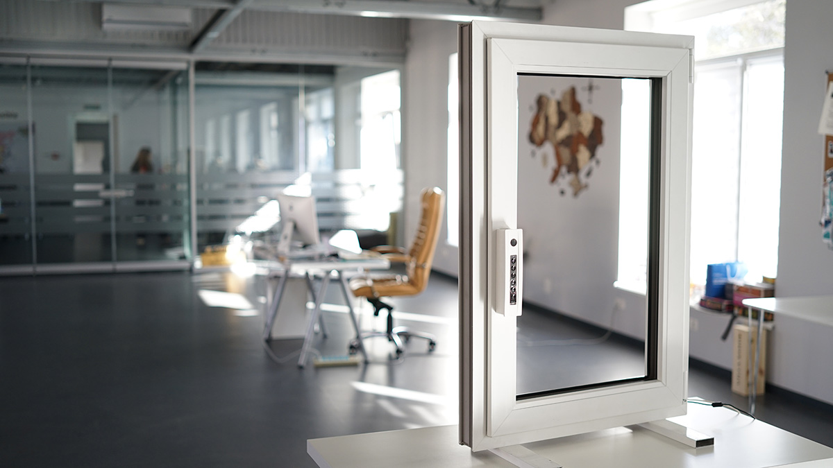 Windows with automatic opening
