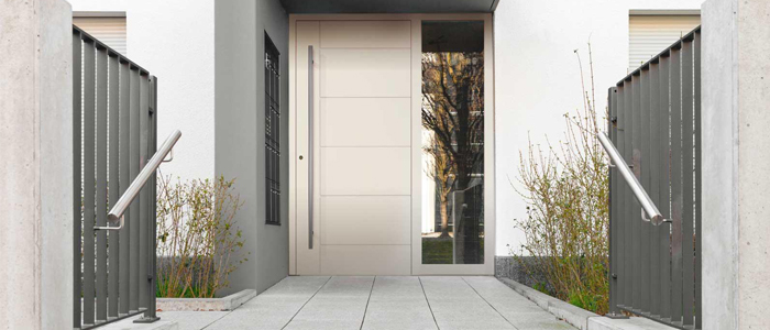 gładkie drzwi aluminiowe z dostawką szklaną