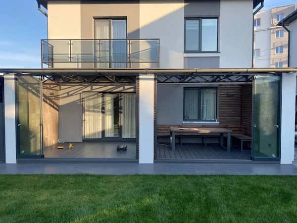 bezramowa zabudowa tarasu w nowoczesnym domu jednorodzinnym