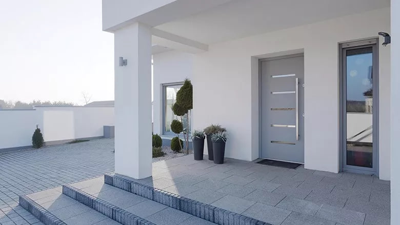 nowoczesne drzwi aluminiowe z poziomymi przeszkleniami