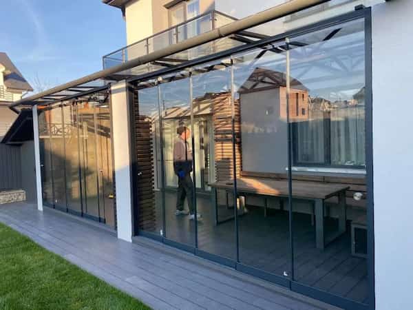 nowoczesna zabudowa tarasu bezramowym systemem przesuwnym