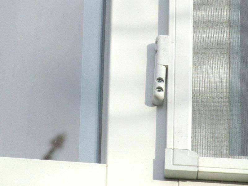 zawias moskitiery drzwiowej, umożliwiający otwieranie konstrukcji na zasadzie tradycyjnych skrzydeł drzwiowych