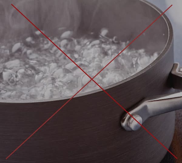 ostrzeżenie przed używaniem wrzącej wody do usuwania naklejek z szyb okiennych