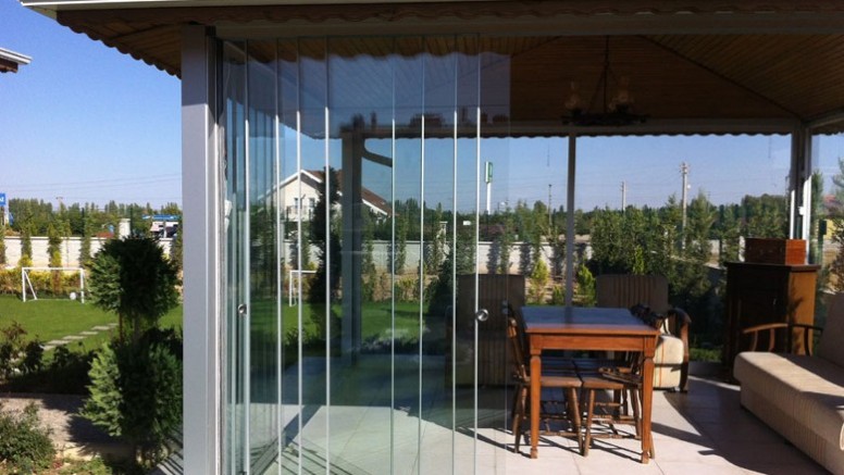 Frameless glazing of the terrace