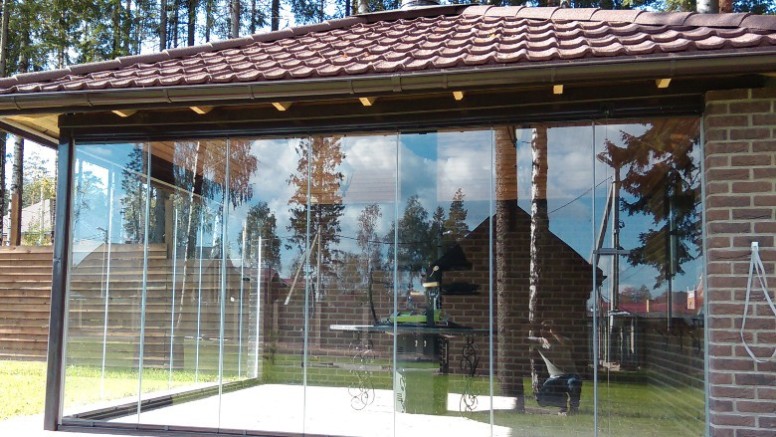 Frameless glazing of terraces