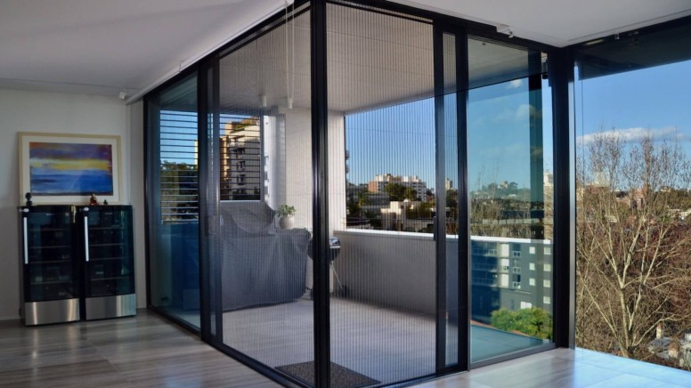 Sliding mosquito net