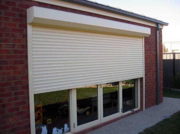 Protective roller shutter