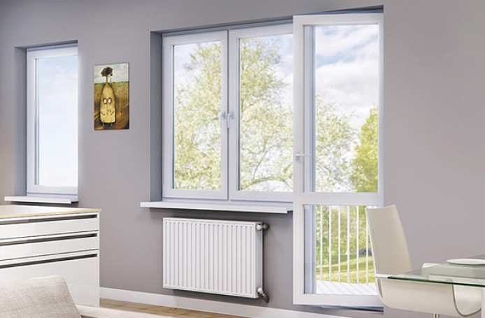 Single-leaf balcony door with glazing and mullion