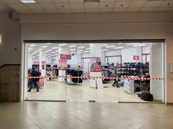 bezramowe przeszklenie sklepu