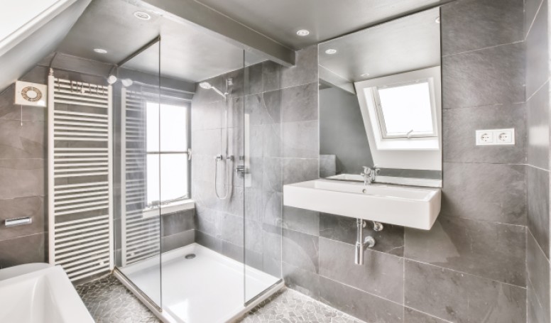 U-shaped shower enclosures