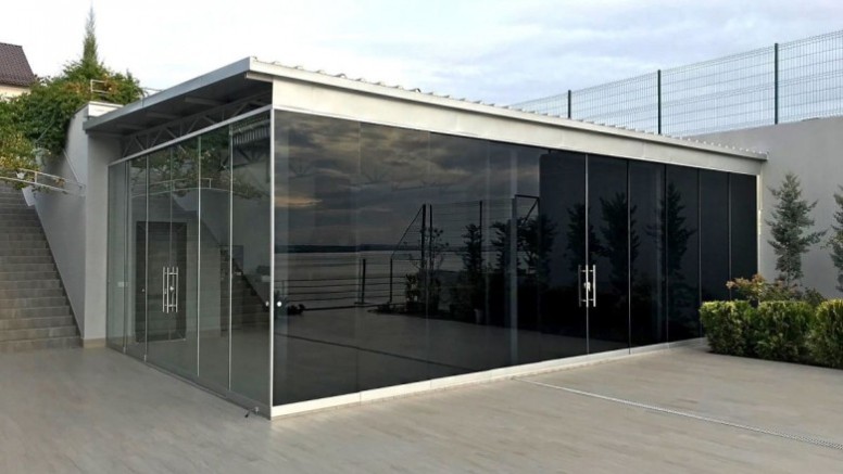 Frameless glazing of the terrace
