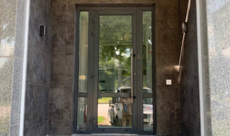 Single-leaf doors