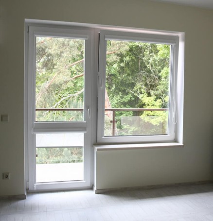 Single-leaf balcony door with glazing and mullion