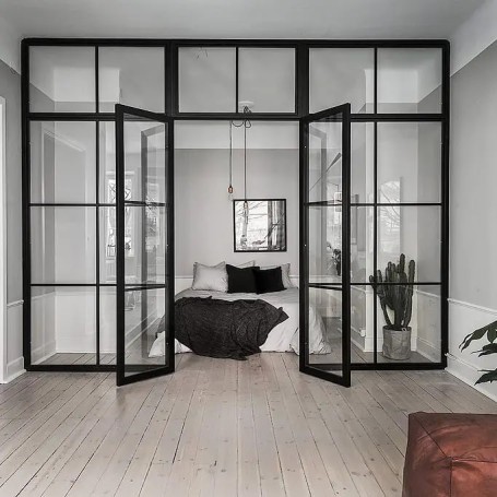 Hinged glazing